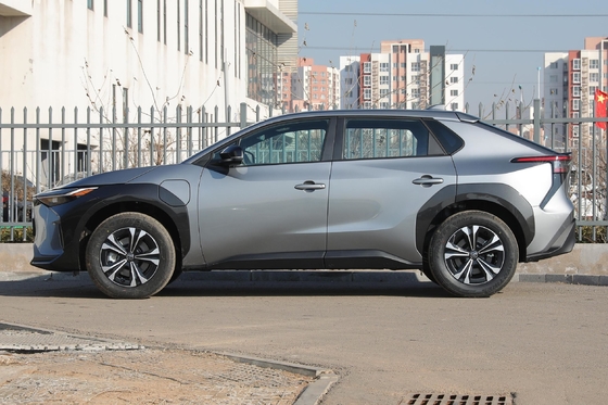 2023 トヨタ Bz4X ロングレンジ 電動自動車 SUV 後部カメラと電気で使用