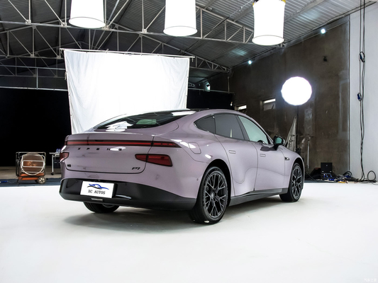 Xpeng P7 EV セダン 多機能ステアリングと最大トルク Nm 400-500Nm