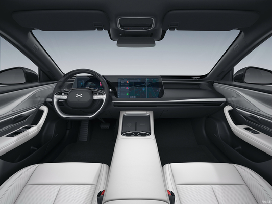 Xpeng P7 EV セダン 多機能ステアリングと最大トルク Nm 400-500Nm