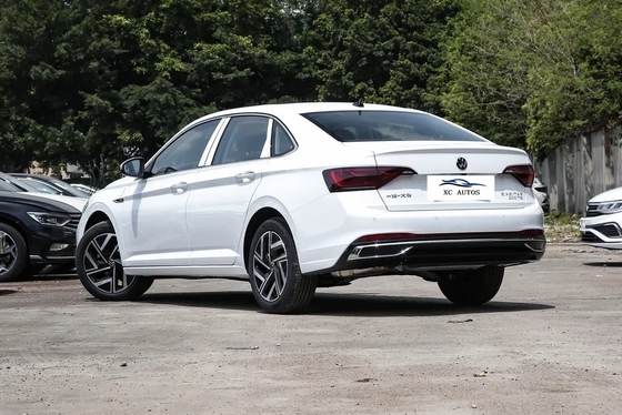 フォルクスワーゲン・サギター 常用燃料のガソリン車 4ドア5座車体構造