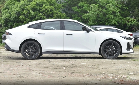 CHANGAN UNI-V バージョン コンパクトカー 1.5T 188hp L4 5ドア 5座ヘッチバック 7速ダブルクラッチ DCT