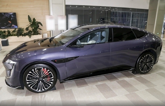 2024 700 トリプルレーザー 後部駆動 高級型 中型・大型車 4ドア5座車体構造