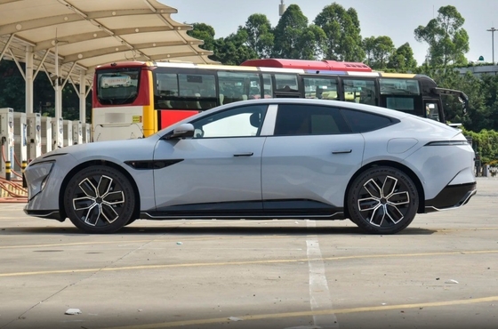 2024 700 トリプルレーザー 後部駆動 高級型 中型・大型車 4ドア5座車体構造